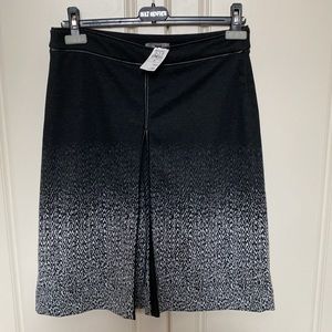 NEIMAN MARCUS SKIRT SIZE 6 .